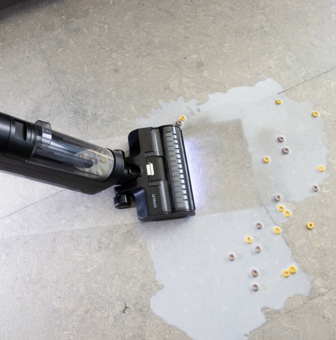 una persona che pulisce il pavimento da cereali e latte