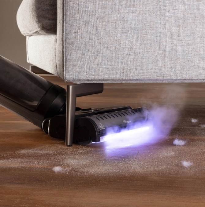 Polti Rollysteam che pulisce sotto un divano