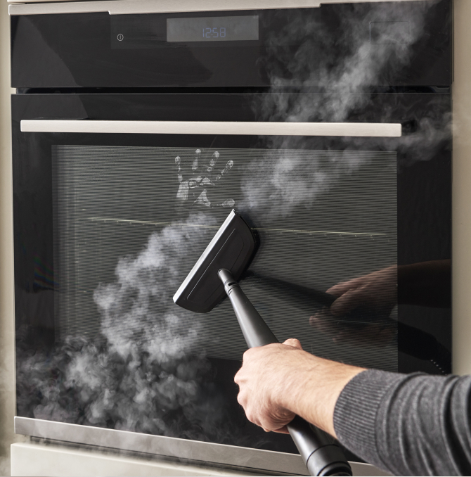 un vaporetto che pulisce il vetro di un forno