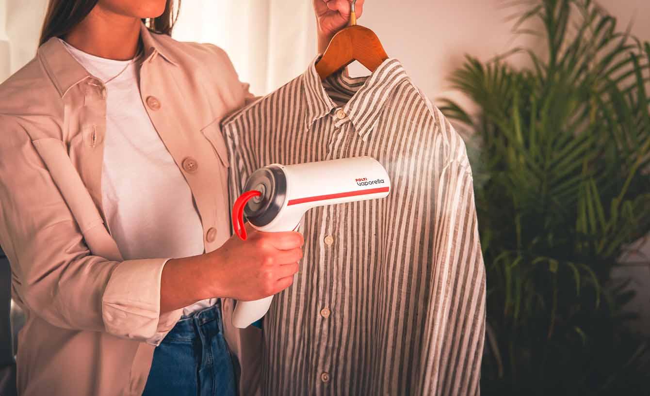 Stirare in verticale: come funziona e quali sono i vantaggi