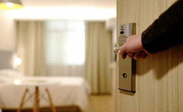 Trattamento a vapore ed eliminazione delle cimici dei letti negli hotel.