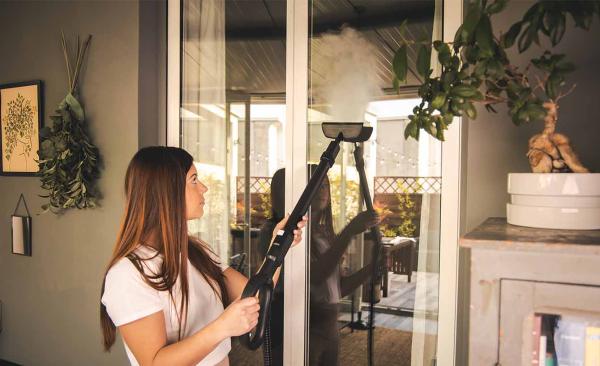 Come pulire i vetri senza aloni: consigli pratici