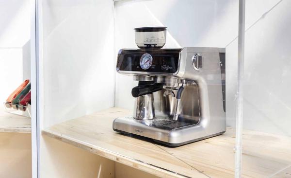 Polti tra le eccellenze italiane del FuoriSalone 2025 - Polti Coffea e Vaporella Vertical Styler esposti nell’installazione "The Amazing Plaza" di Amazon a cura dello studio MAD