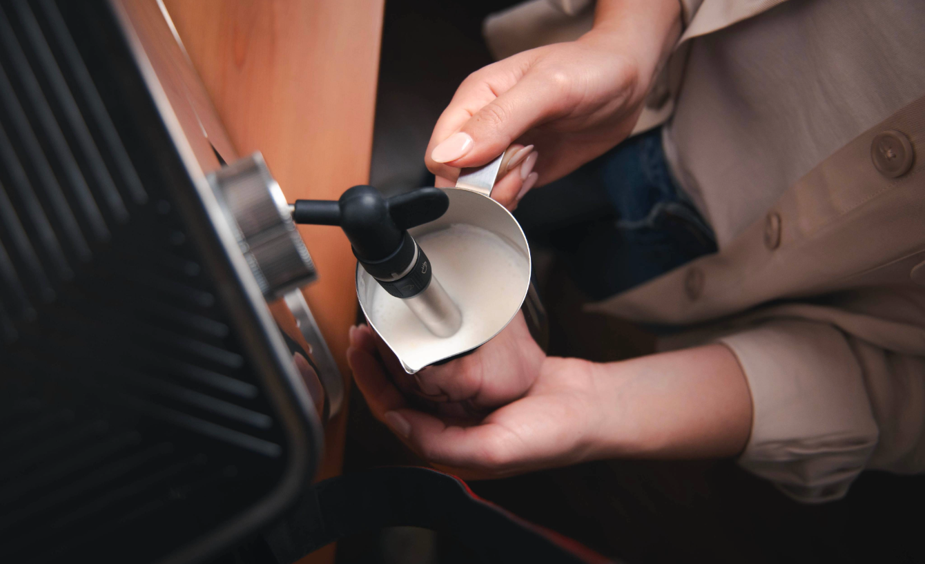Come fare il caffè macchiato a casa: guida per un risultato perfetto