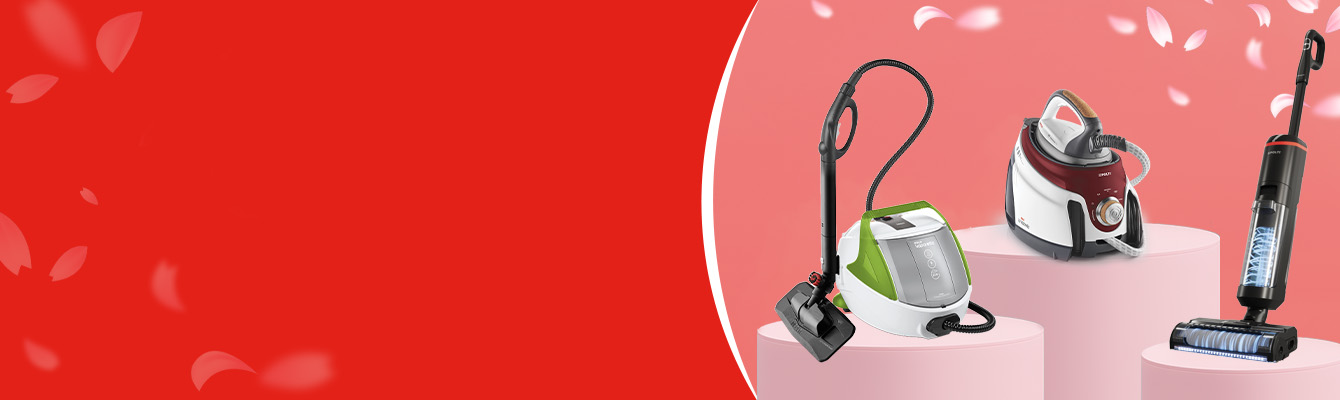 L'immagine mostra gli elettrodomestici Polti che puliscono un parquet con delle margherite