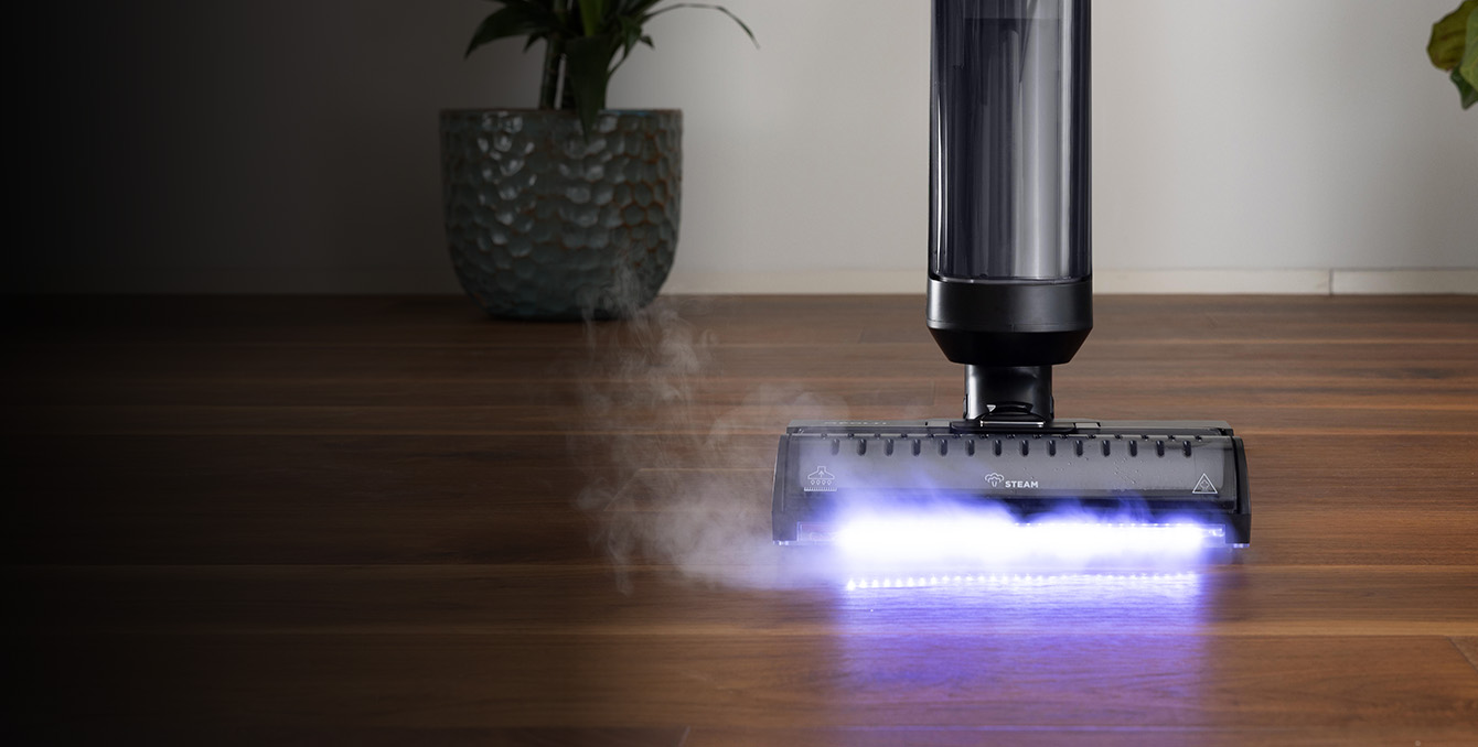 Polti RollySteam attivo sul pavimento per pulire le impronte degli animali