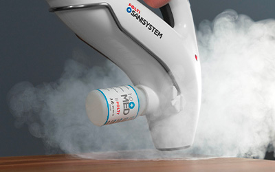 L'immagine mostra un erogatore di vapore saturo, secco e surriscaldato in uso su un tavolo