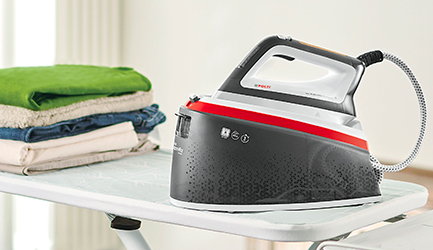 L'immagine mostra Polti Vaporella Instant su asse da stiro