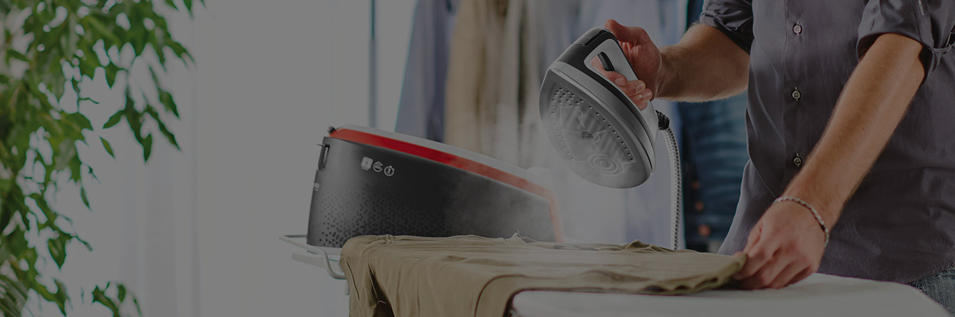 L'immagine mostra il ferro da stiro Polti La Vaporella XT120C, ideata per durare