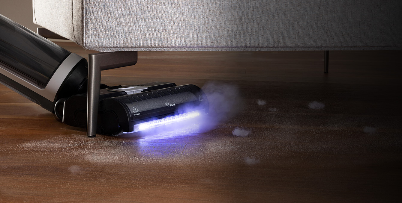 Polti RollySteam pulisce sotto un divano