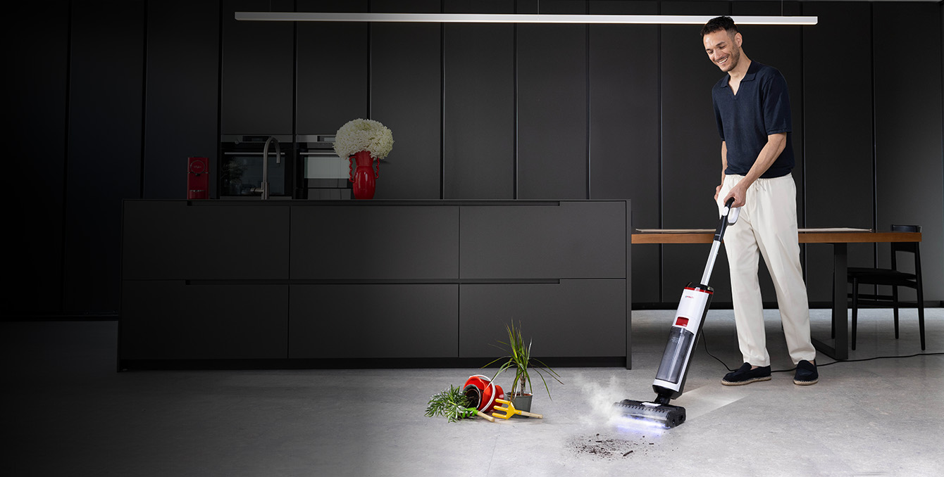 Una ragazza usa Polti RollySteam per pulire il pavimento in legno