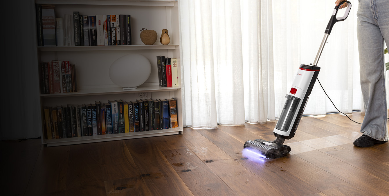 Polti RollySteam attivo sul pavimento per pulire impronte di animali