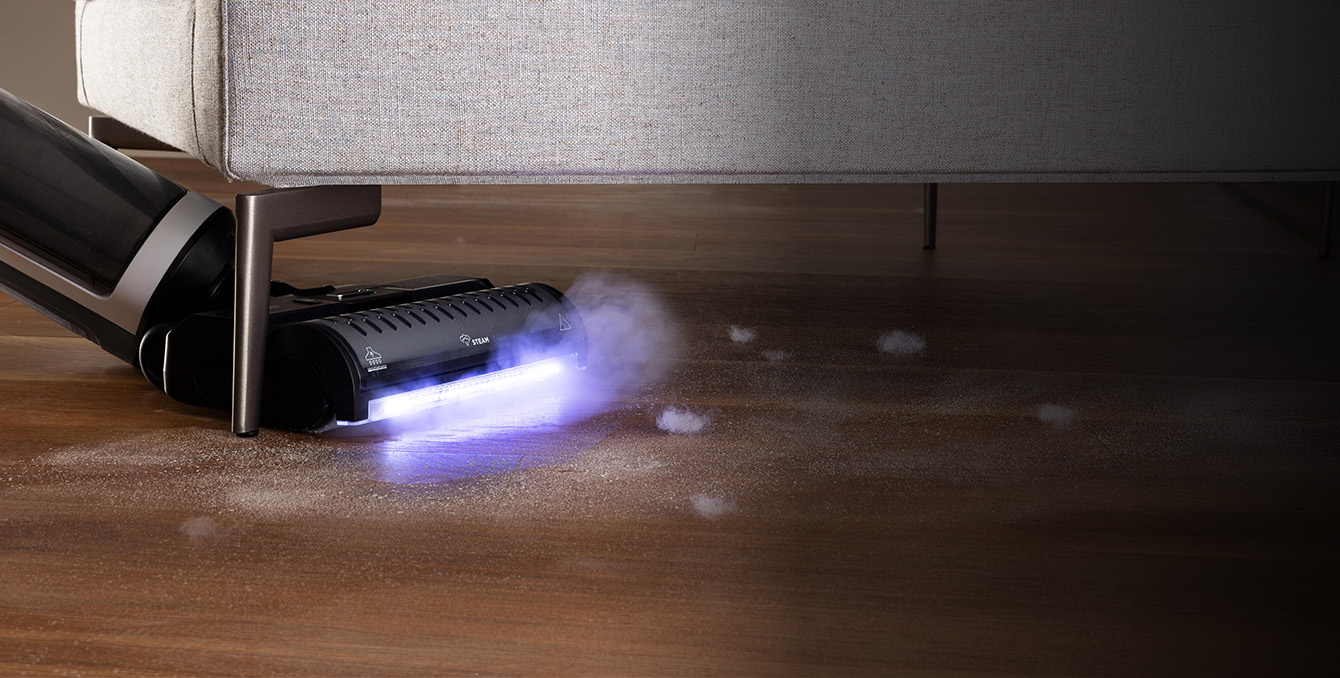 Polti RollySteam pulisce sotto un divano