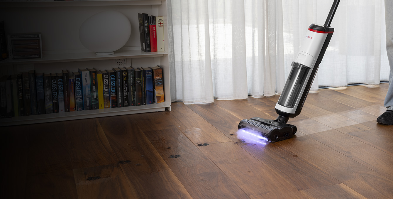 Polti RollySteam attivo sul pavimento per pulire impronte di animali