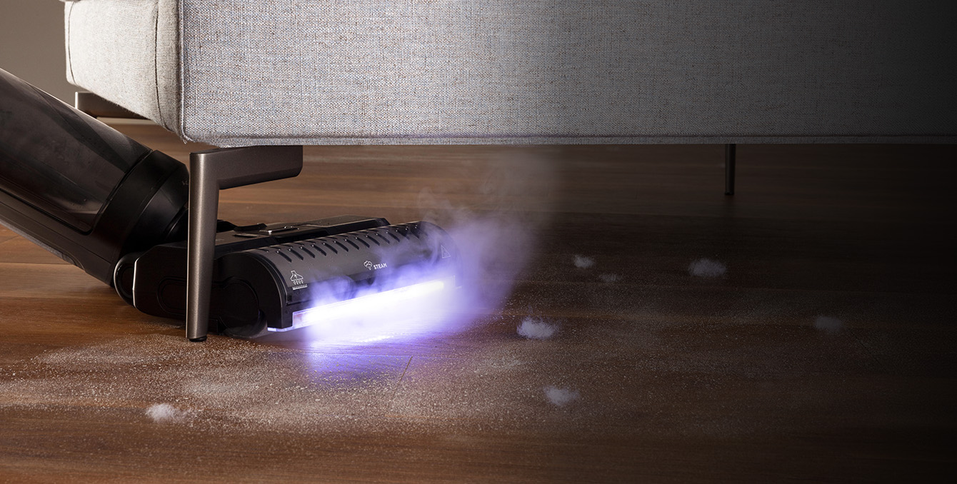 Polti RollySteam pulisce sotto un divano