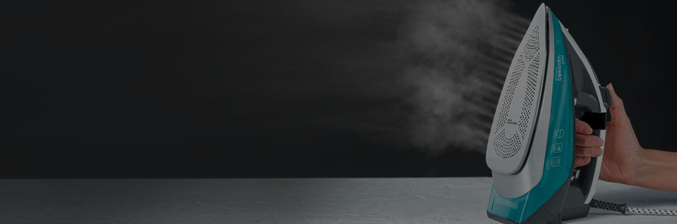 L'immagine mostra i due modelli di Polti Vaporella Quick sull'asse da stiro