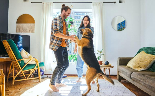 L'immagine mostra una famiglia felice che balla