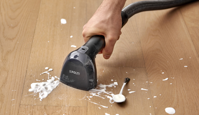 Lavatappezzeria su una macchia di sugo