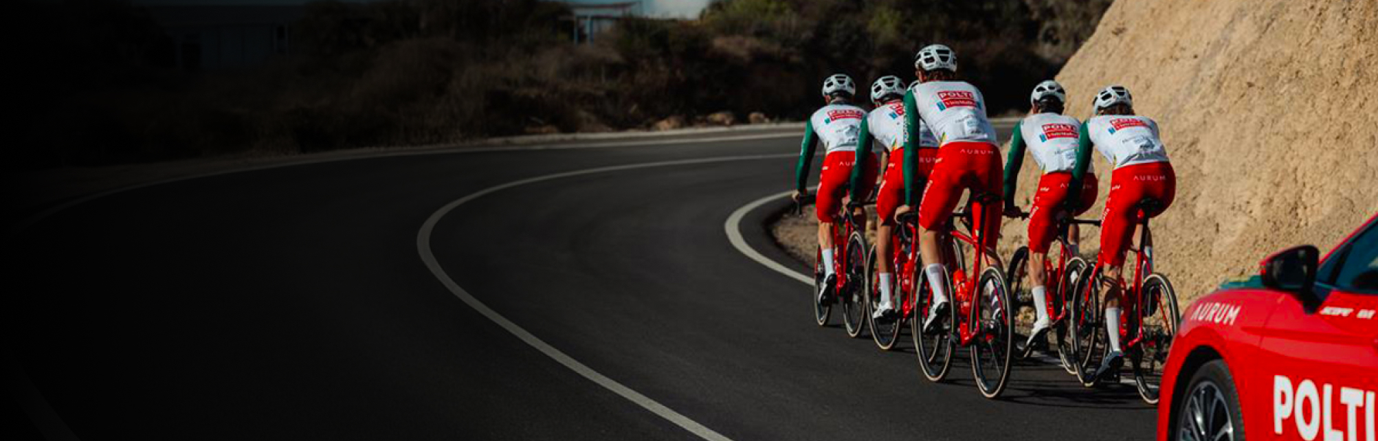 L'immagine mostra i ciclisti del Team Polti VisitMalta in corsa su una strada