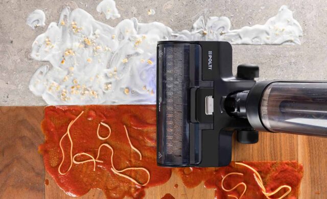 Polti Rollysteam in azione su un pavimento con sugo e latte