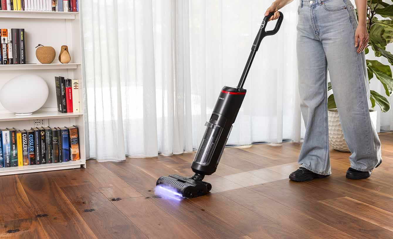 L'immagine mostra una ragazza che pulisce con un lavapavimenti a vapore un parquet